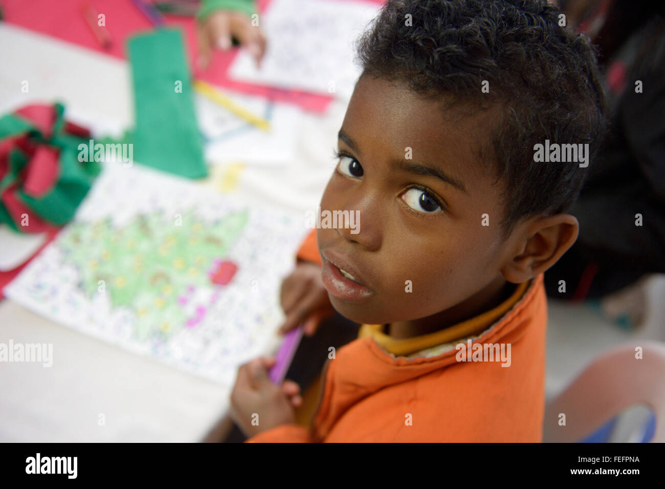 Il ragazzo, 6 anni, la colorazione in, progetto sociale Cresciendo Unidos, Javier Villa, Bogotà, Colombia Foto Stock