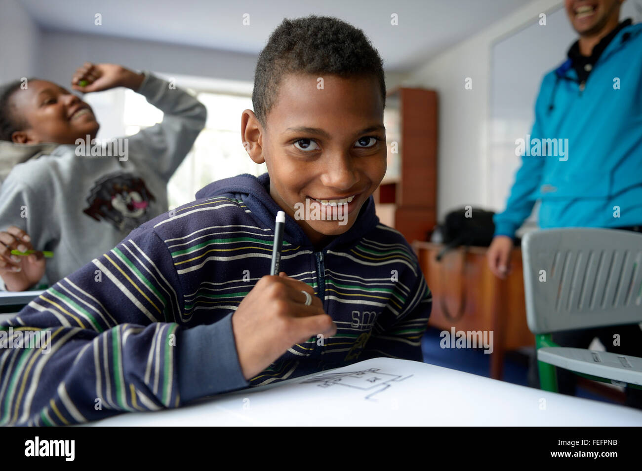Il ragazzo, 11 anni, sorridente, ritratto, disegno, progetto sociale Cresciendo Unidos, Javier Villa, Bogotà, Colombia Foto Stock