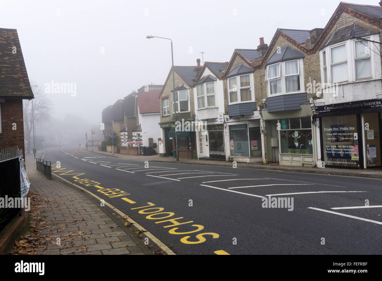 Deserto locale centro commerciale presto su una mattinata nebbiosa nel sud di Londra. Foto Stock