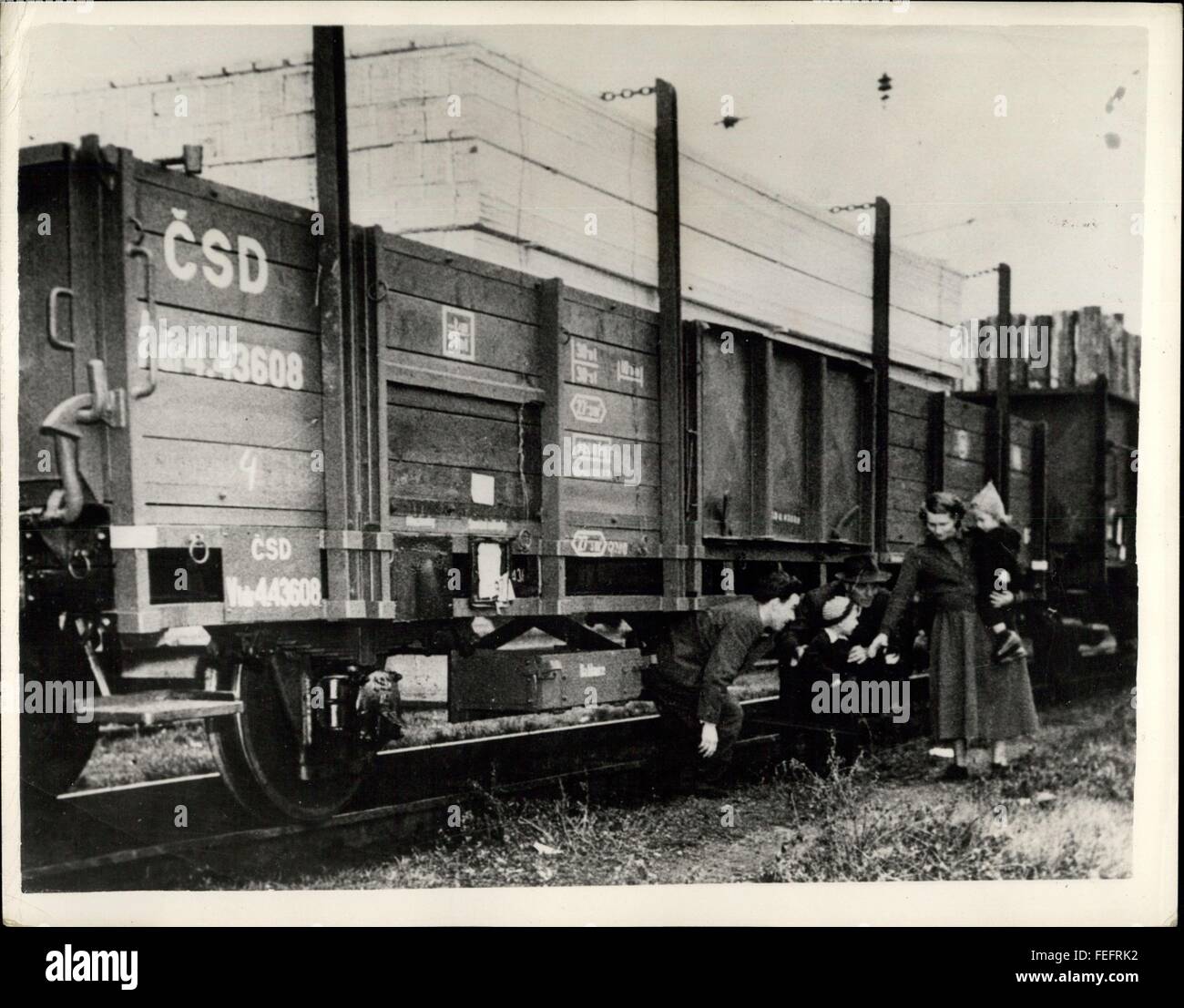 1950 - tre generazioni della famiglia ceca da "cortina di ferro" in minuscolo nello scompartimento di un treno di legno.; dopo cinque mesi di intensa pianificazione che includeva quattro indagini di un percorso di sfuggita e la costruzione di un equipaggiamento speciale per evitare il rischio di soffocamento Hendrich Cech a 52 enne ceco il pensiero che egli aveva coperto ogni foresseeable pitfall nella fuga di se stesso, il suo figlio e la nuora e i loro due bambini piccoli.nascosta in un piccolo vano in un autocarro caricato con il legname, essi manged per ottenere ottenere attraverso l'Austria in tre giorni - senza incidenti. Il destino troppo una mano - la rampa carrello Foto Stock