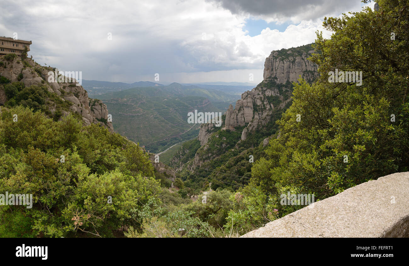 Angolo alto vista panoramica del Llobregat fiume valle dalla stazione superiore della funivia Aeri de Montserrat a Montserrat monast Foto Stock