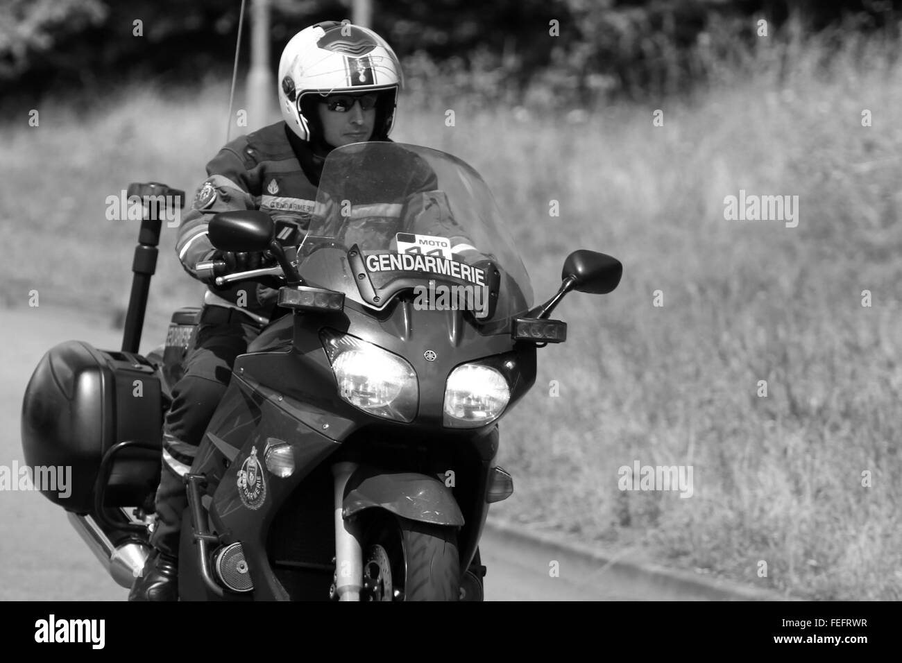 Polizia francese gendarmeria in moto durante il tur de France in un paese di lingua inglese lane in Cambridgeshire. Luglio 2014 Foto Stock