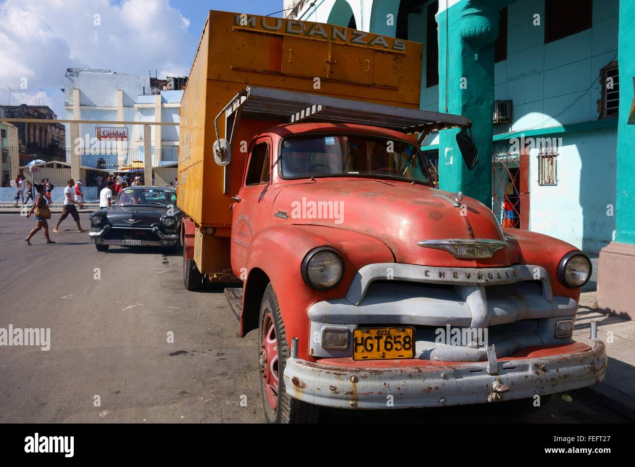 Americano classico carrello in una strada trafficata nel centro di Avana, Cuba. Foto Stock