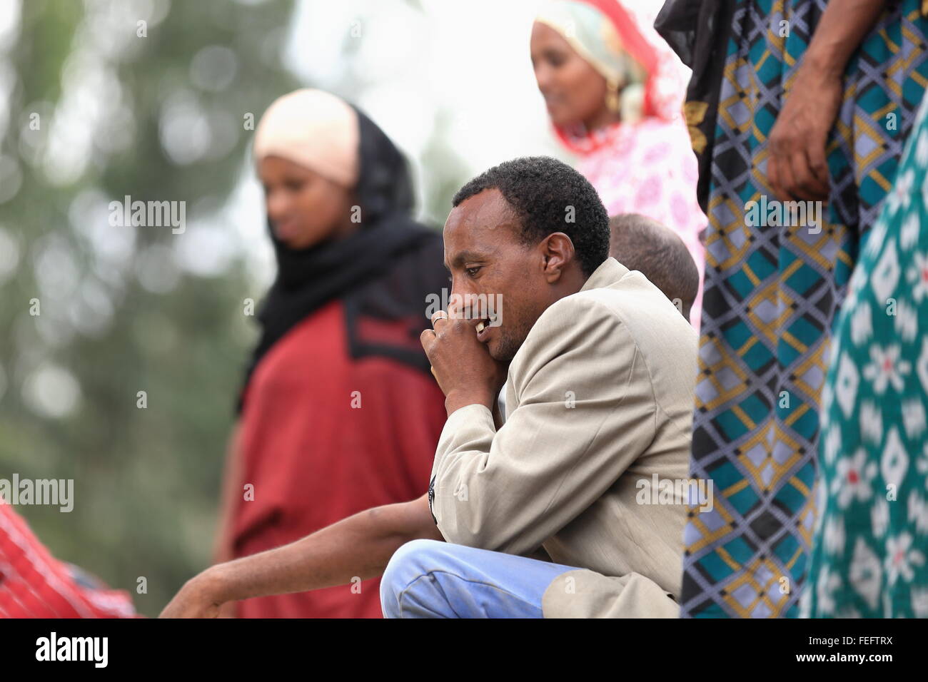 SENBETE, ETIOPIA-marzo 24, 2013: lontano l uomo parla al telefono mentre frequentano domenica mercato dove la oromos-amharas-Afar si incontrano. Foto Stock
