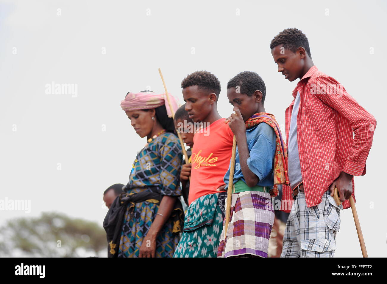SENBETE, ETIOPIA-marzo 24: l'amarico donna e giovani pastori guarda i loro cammelli dromedario in attesa-li vendono sul mercato Foto Stock