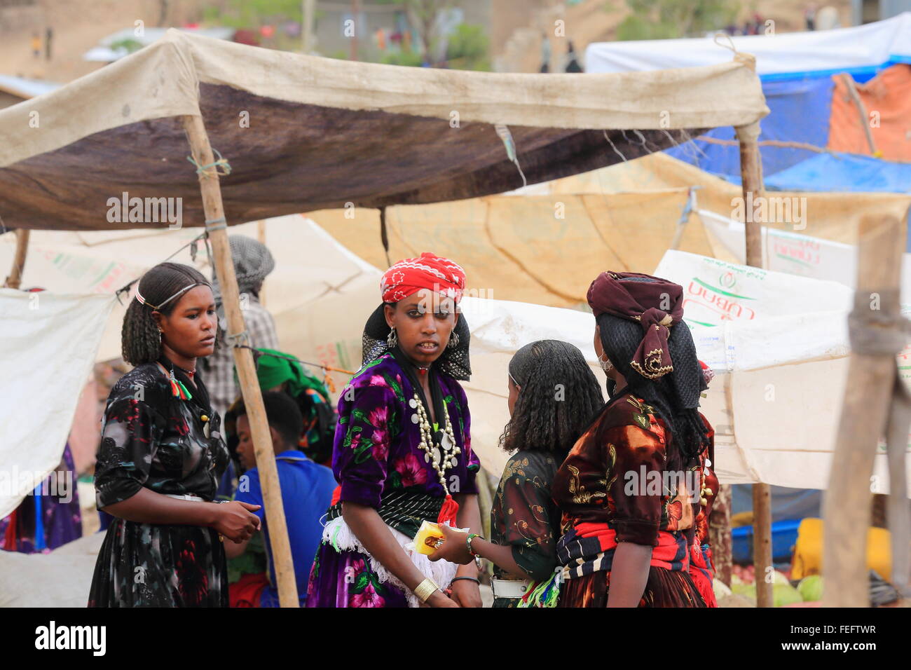 SENBETE, ETIOPIA-marzo 24: donne locali impostare le bancarelle del mercato di domenica dove il oromos-amharas-afar soddisfare il 24 marzo Foto Stock