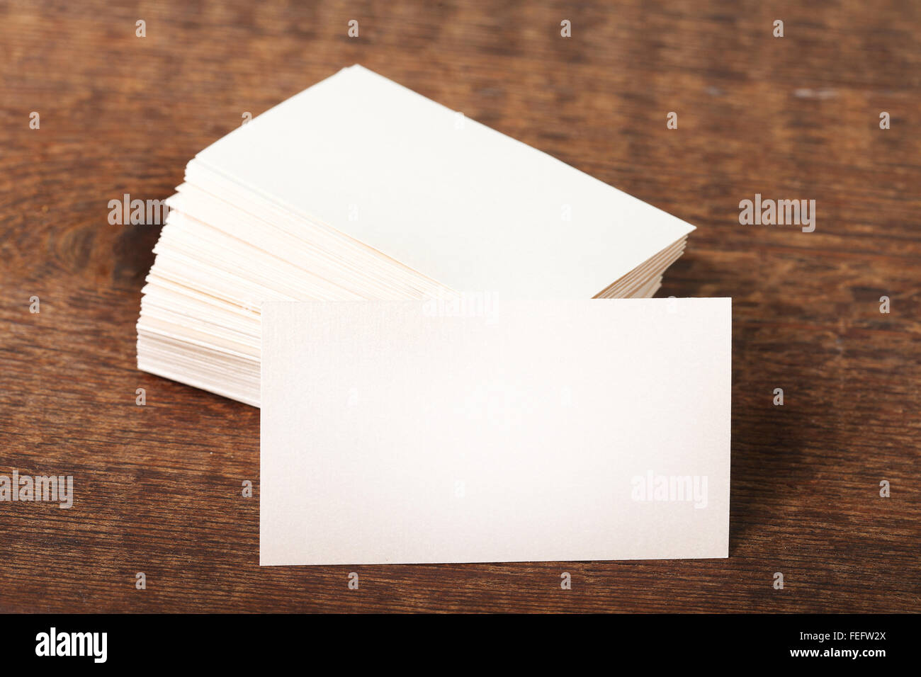 Bianca spessa carta cotone business card mock up su vintage ponte di legno  Foto stock - Alamy