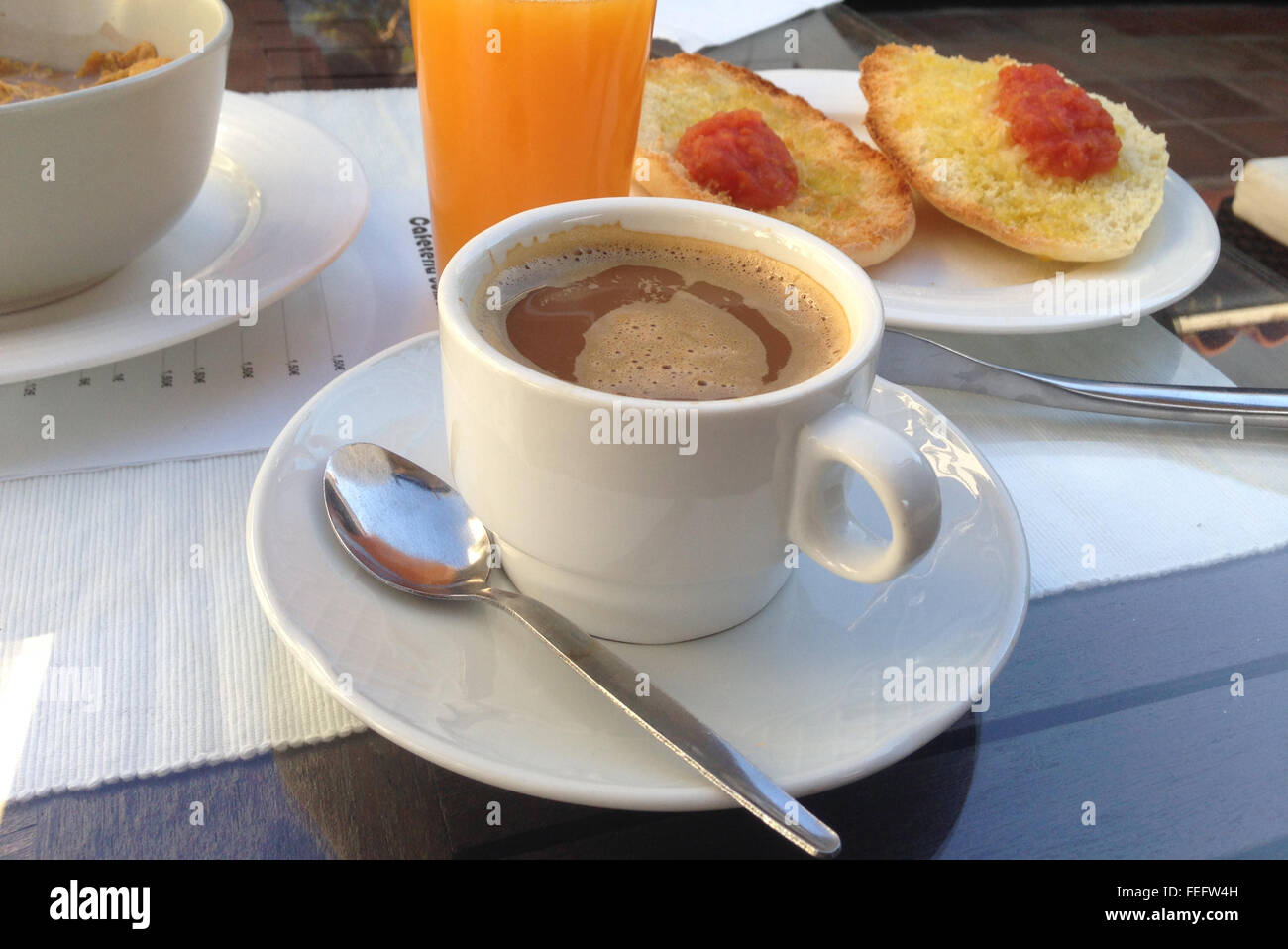 Prima colazione spagnola con tomatoe olio e toast, succo d'arancia e caffè con latte Foto Stock