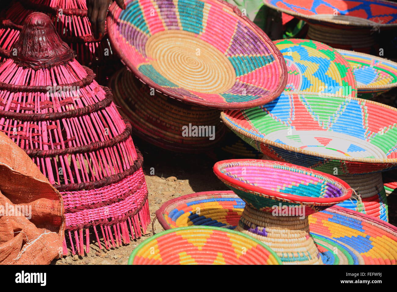Tradizionale colorista basketry -piastre-contenitori-recipienti- su uno stallo nel mercato di domenica dove il Oromo-Amharas-Afar soddisfare Foto Stock