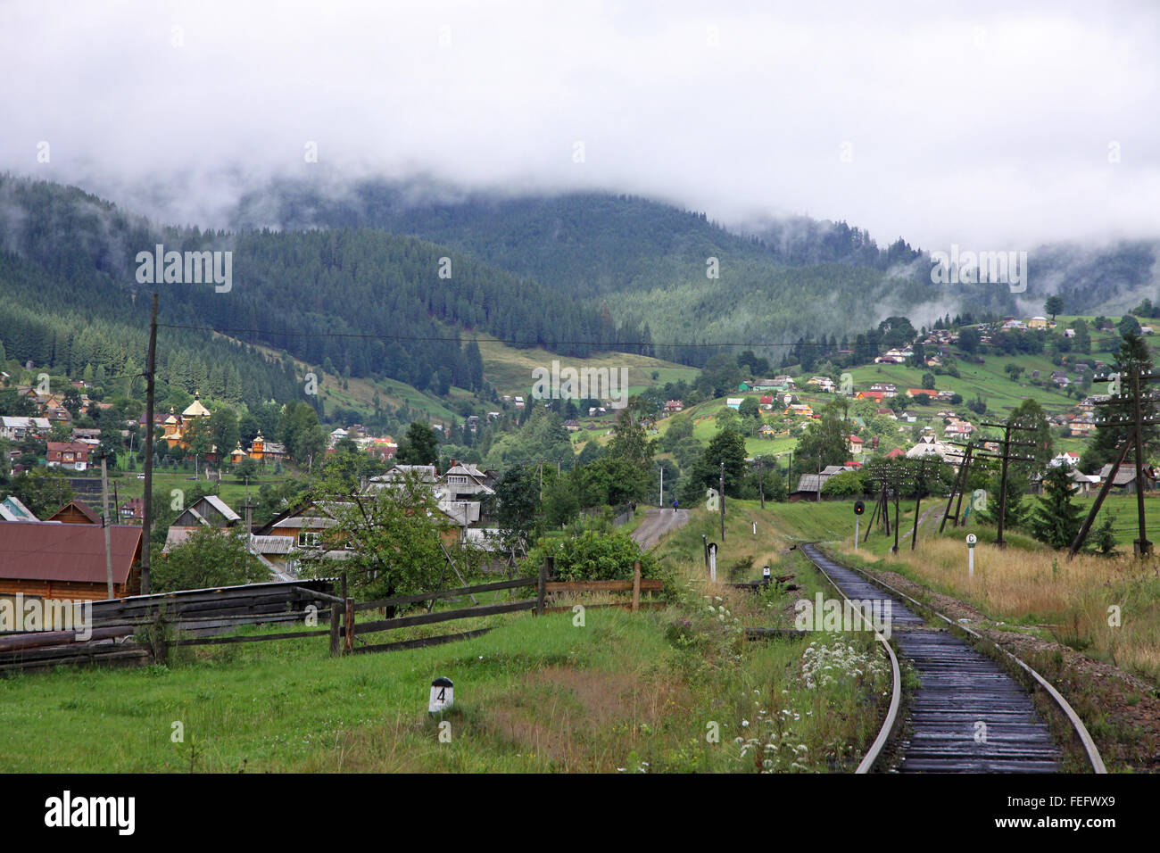Vista rurale del villaggio di Vorokhta nelle montagne dei Carpazi, Ucraina Foto Stock