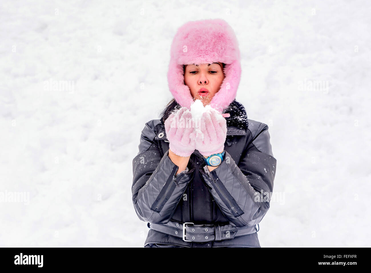 Bella giovani donne lavori di soffiaggio della neve Foto Stock