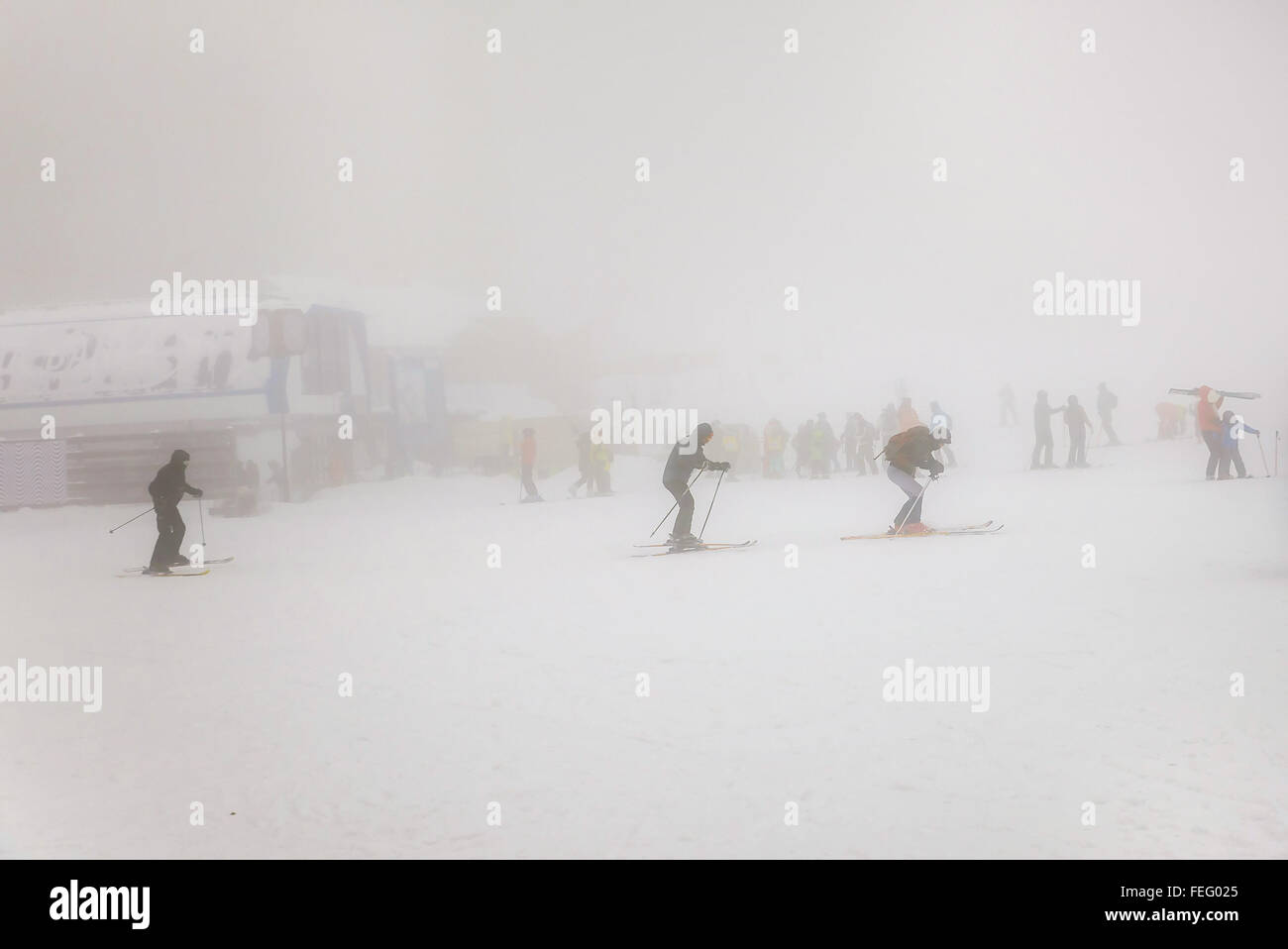 La gente lo sci sulle condizioni meteorologiche estreme con nebbia e visibilità zero Foto Stock