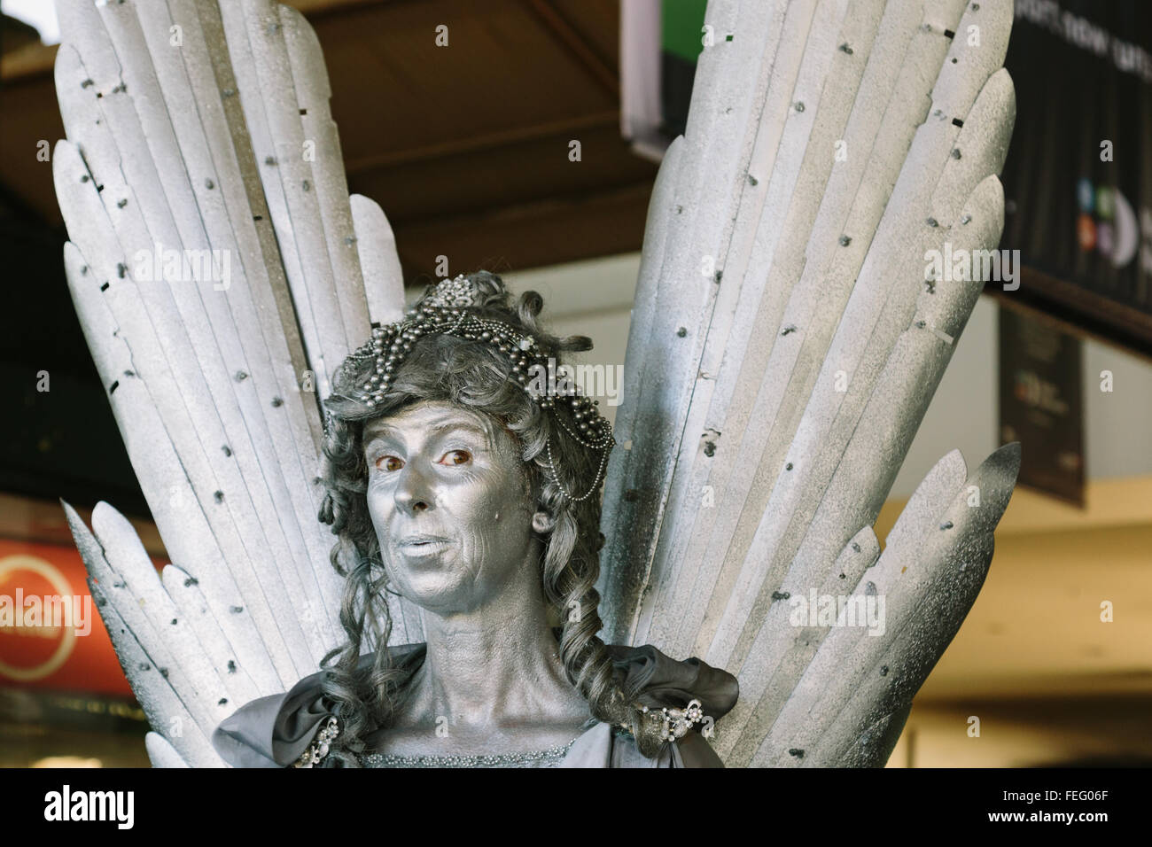 MELBOURNE/AUSTRALIA - febbraio 6: un attore di strada la riproduzione di una statua umana compie al di fuori della stazione di Flinders Street in Melbo Foto Stock