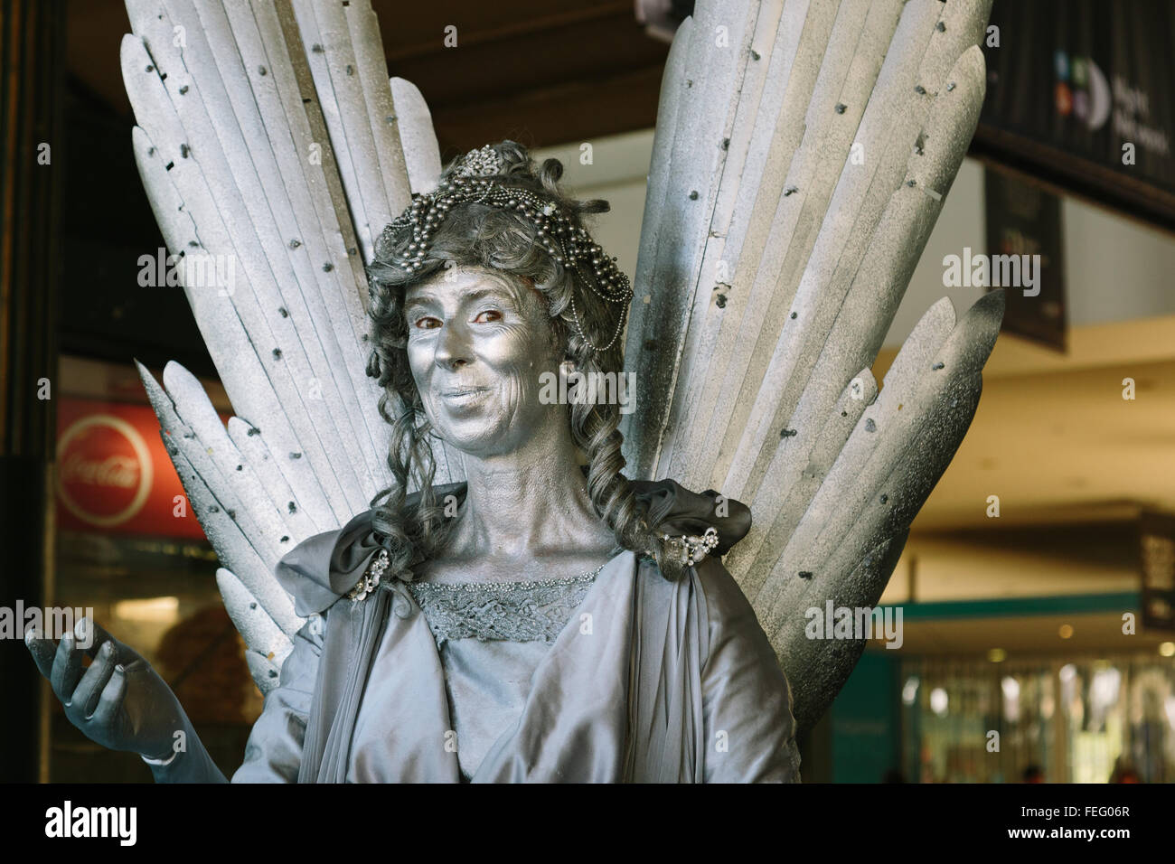 MELBOURNE/AUSTRALIA - febbraio 6: un attore di strada la riproduzione di una statua umana compie al di fuori della stazione di Flinders Street in Melbo Foto Stock
