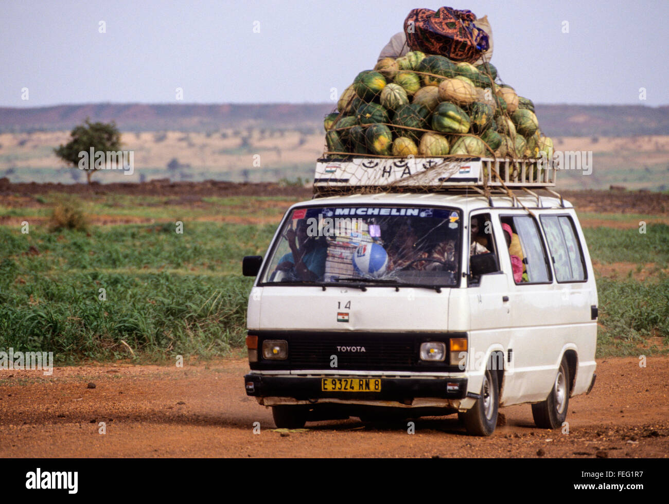 Niamey, Niger. Taxi-van portando i meloni, zucche e persone al mercato Foto  stock - Alamy