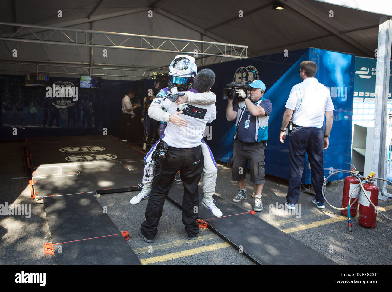 Buenos Aires, Argentina. 6 febbraio, 2016. Driver britannico Sam Bird (C) di DS team Virgin, celebra con co-lavoratore dopo 2016 FIA Formula e Buenos Aires ePrix, a Buenos Aires, Argentina, il 6 febbraio 2016. Sam Bird rivendicato il titolo con 45:28.385. © Martin Zabala/Xinhua/Alamy Live News Foto Stock