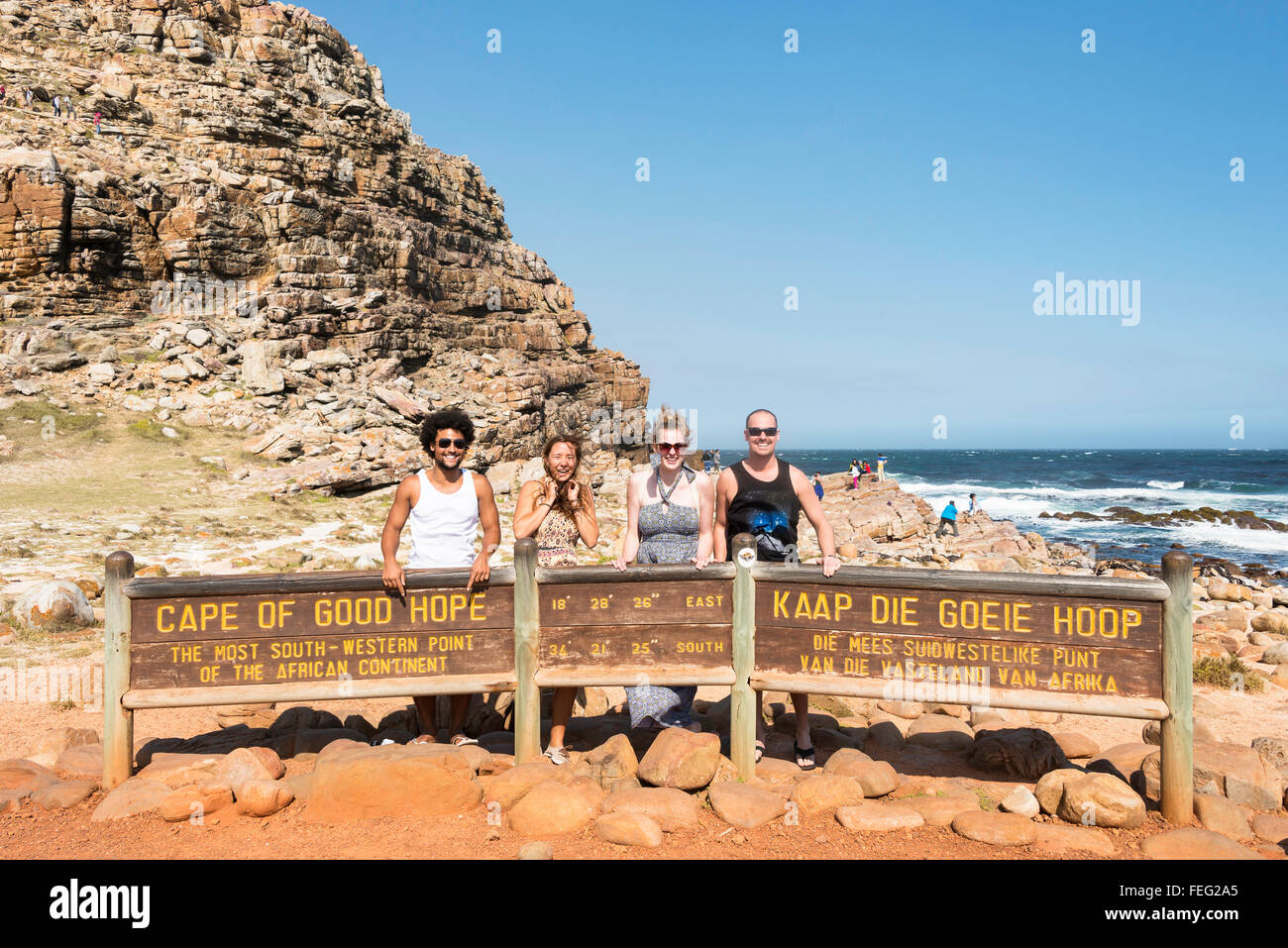 Giovani turisti da Capo di Buona Speranza segno, Cape Peninsula, città di Cape Town, Provincia del Capo occidentale, Repubblica del Sud Africa Foto Stock