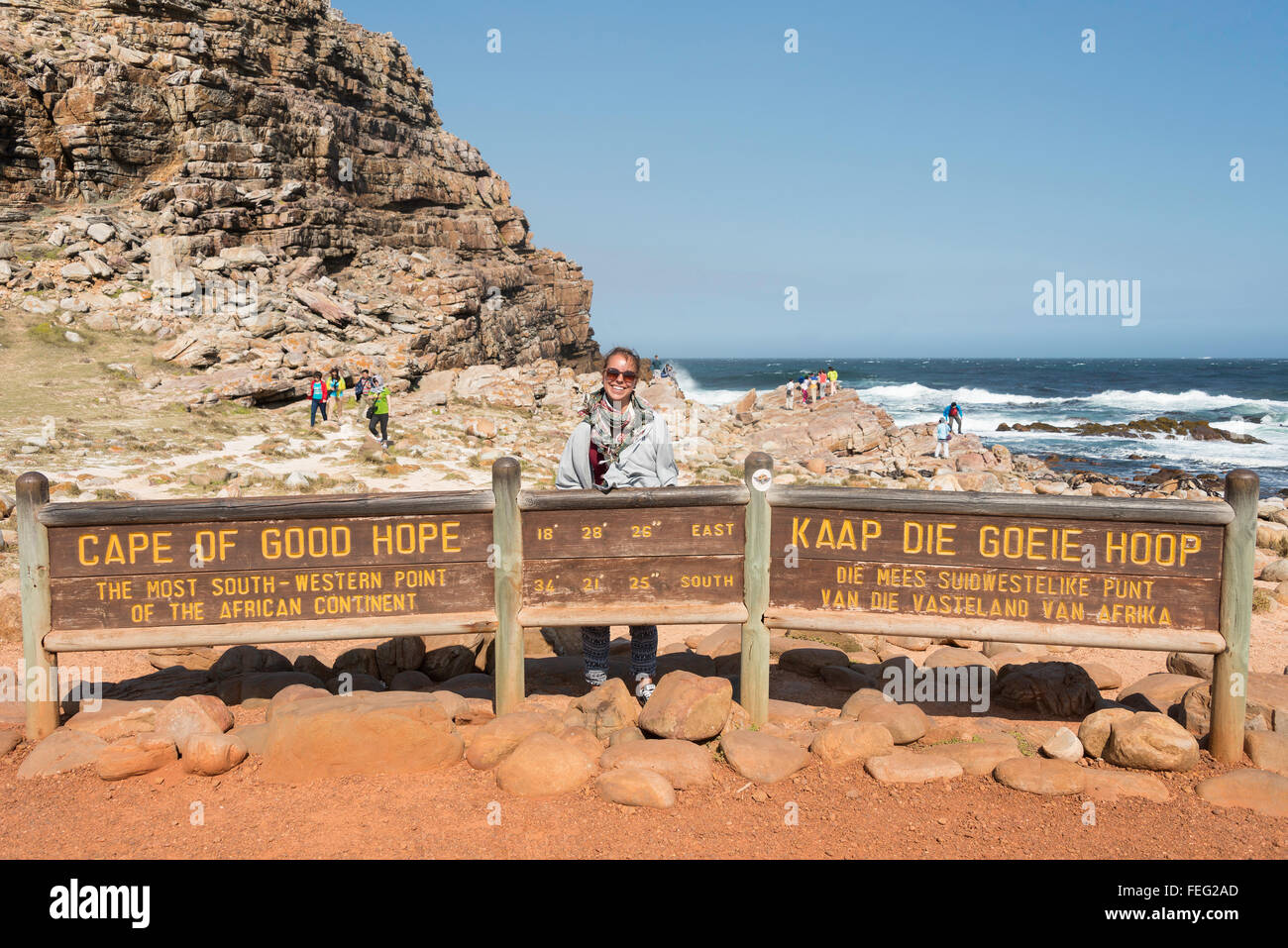 Turista femminile dal Capo di Buona Speranza segno, Cape Peninsula, città di Cape Town, Provincia del Capo occidentale, Repubblica del Sud Africa Foto Stock
