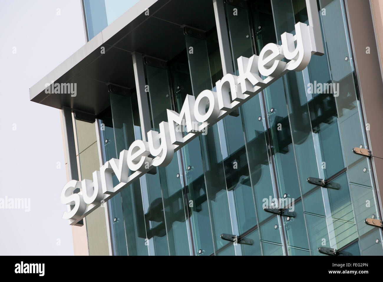 Un logo segno al di fuori della sede di SurveyMonkey a Palo Alto, in California, il 24 gennaio 2016. Foto Stock