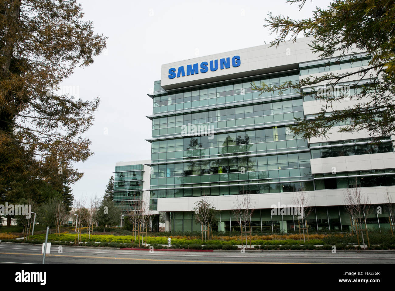 Un segno del logo al di fuori di una struttura occupata da Samsung a Sunnyvale, in California, il 24 gennaio 2016. Foto Stock