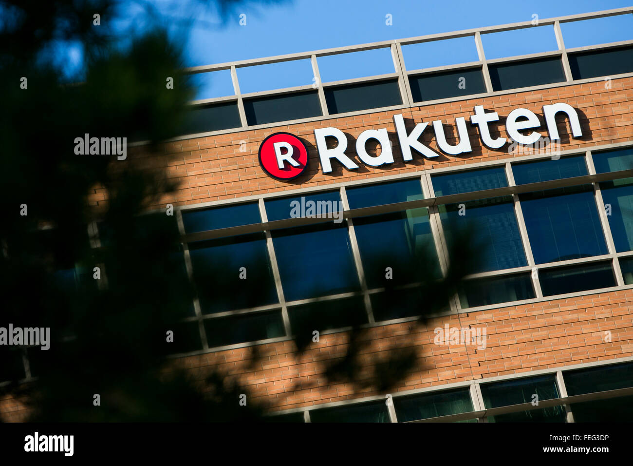 Un logo segno al di fuori della struttura occupata da Rakuten a San Mateo, in California, il 24 gennaio 2016. Foto Stock