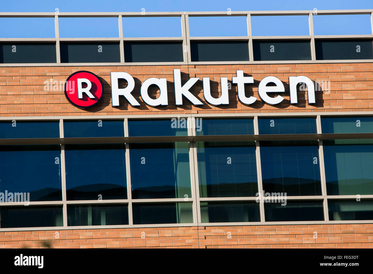 Un logo segno al di fuori della struttura occupata da Rakuten a San Mateo, in California, il 24 gennaio 2016. Foto Stock