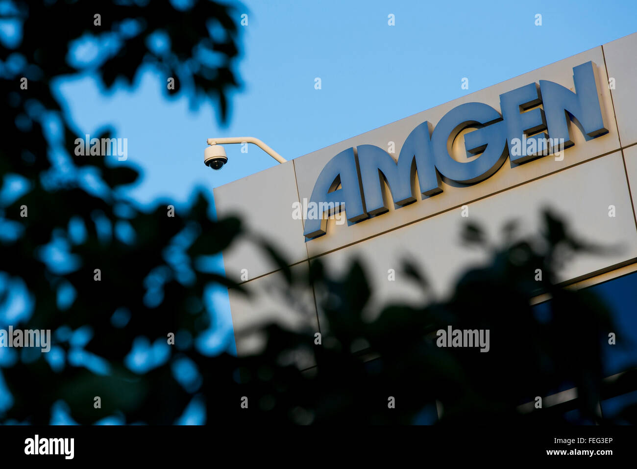 Un segno del logo al di fuori di un edificio occupato da Amgen nella parte sud di San Francisco, la California il 24 gennaio 2016. Foto Stock