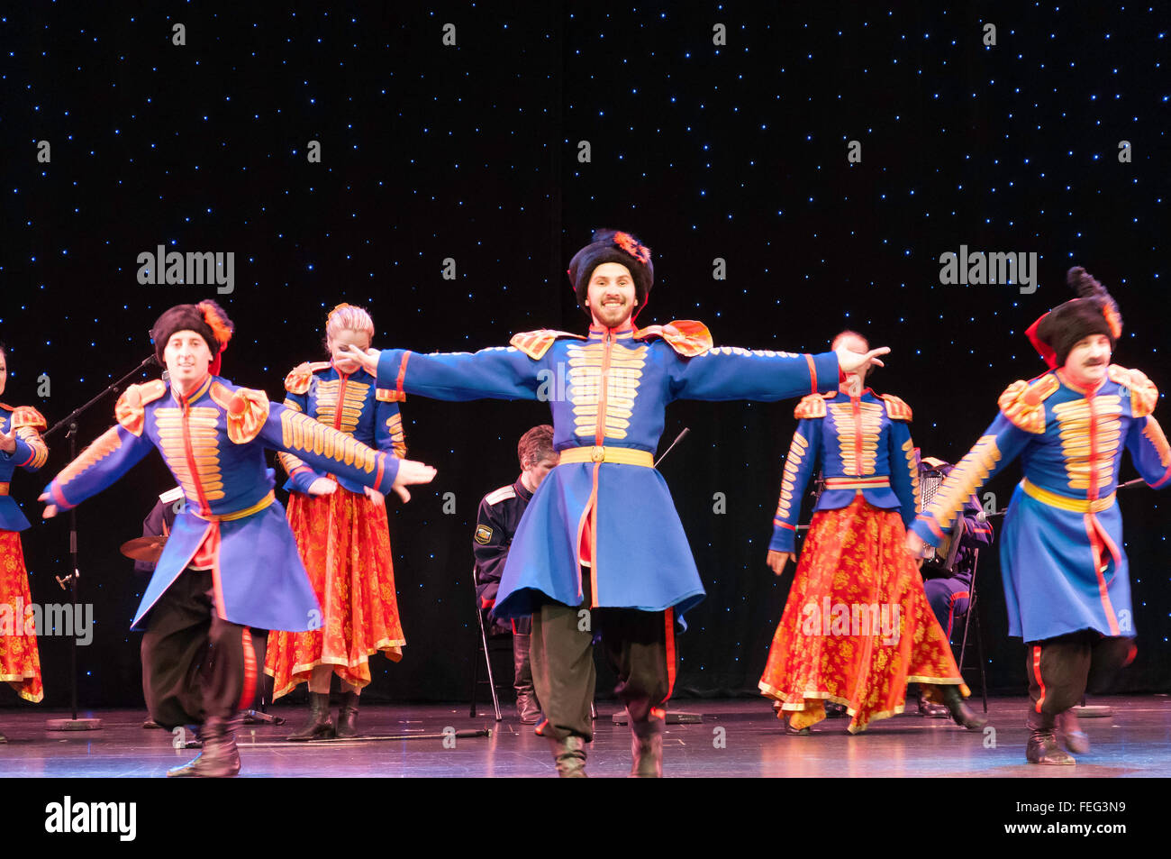 Russo ballerini folk di eseguire nella pacifica Theatre, Royal Caribbean la brillantezza dei mari la nave di crociera, Mare del Nord Europa Foto Stock