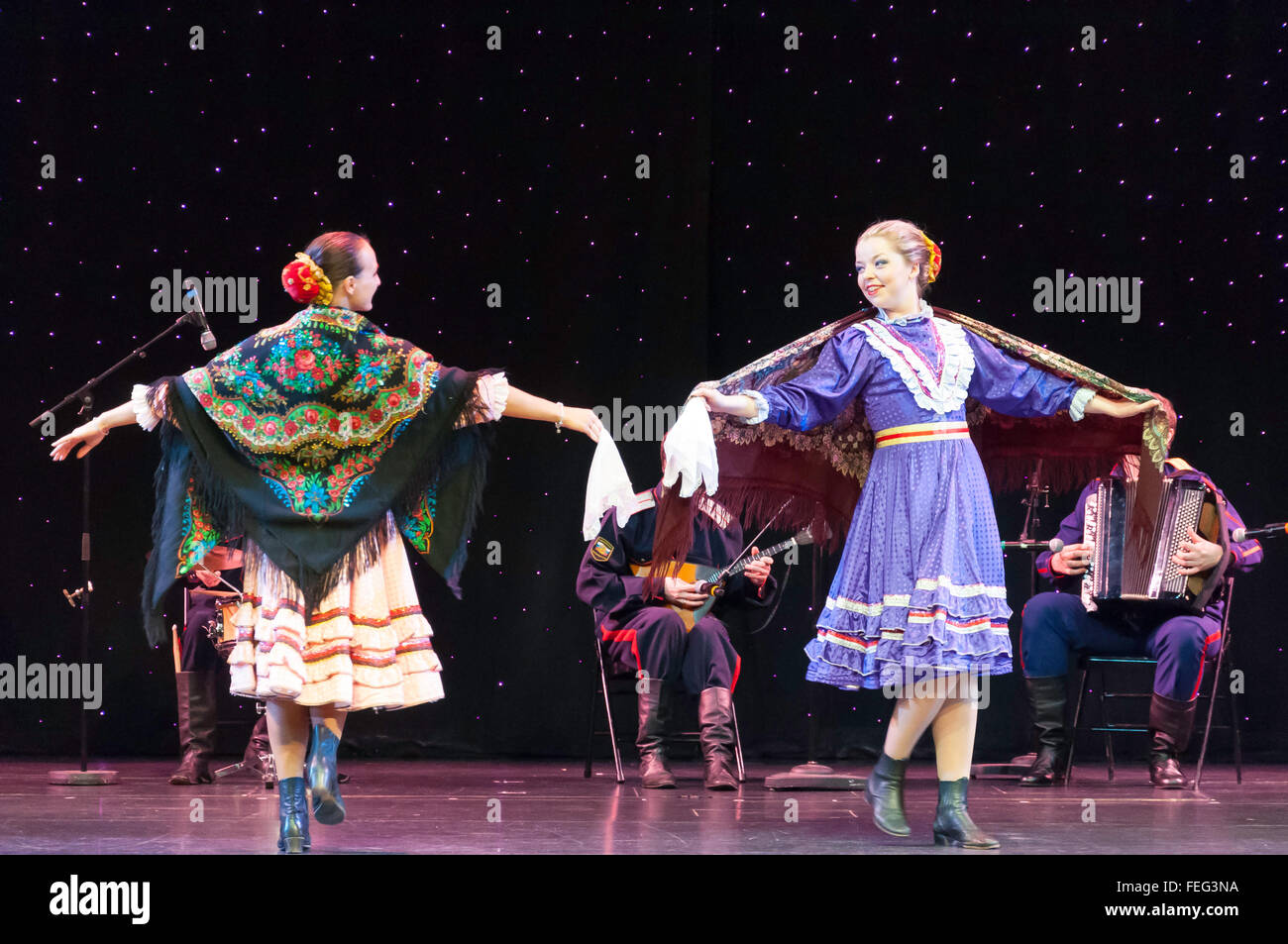 Russo ballerini folk di eseguire nella pacifica Theatre, Royal Caribbean la brillantezza dei mari la nave di crociera, Mare del Nord Europa Foto Stock
