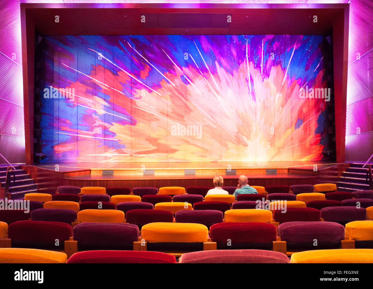 Stadio e posti a sedere nella pacifica Theatre, Royal Caribbean la brillantezza dei mari la nave di crociera, Mare del Nord Europa Foto Stock