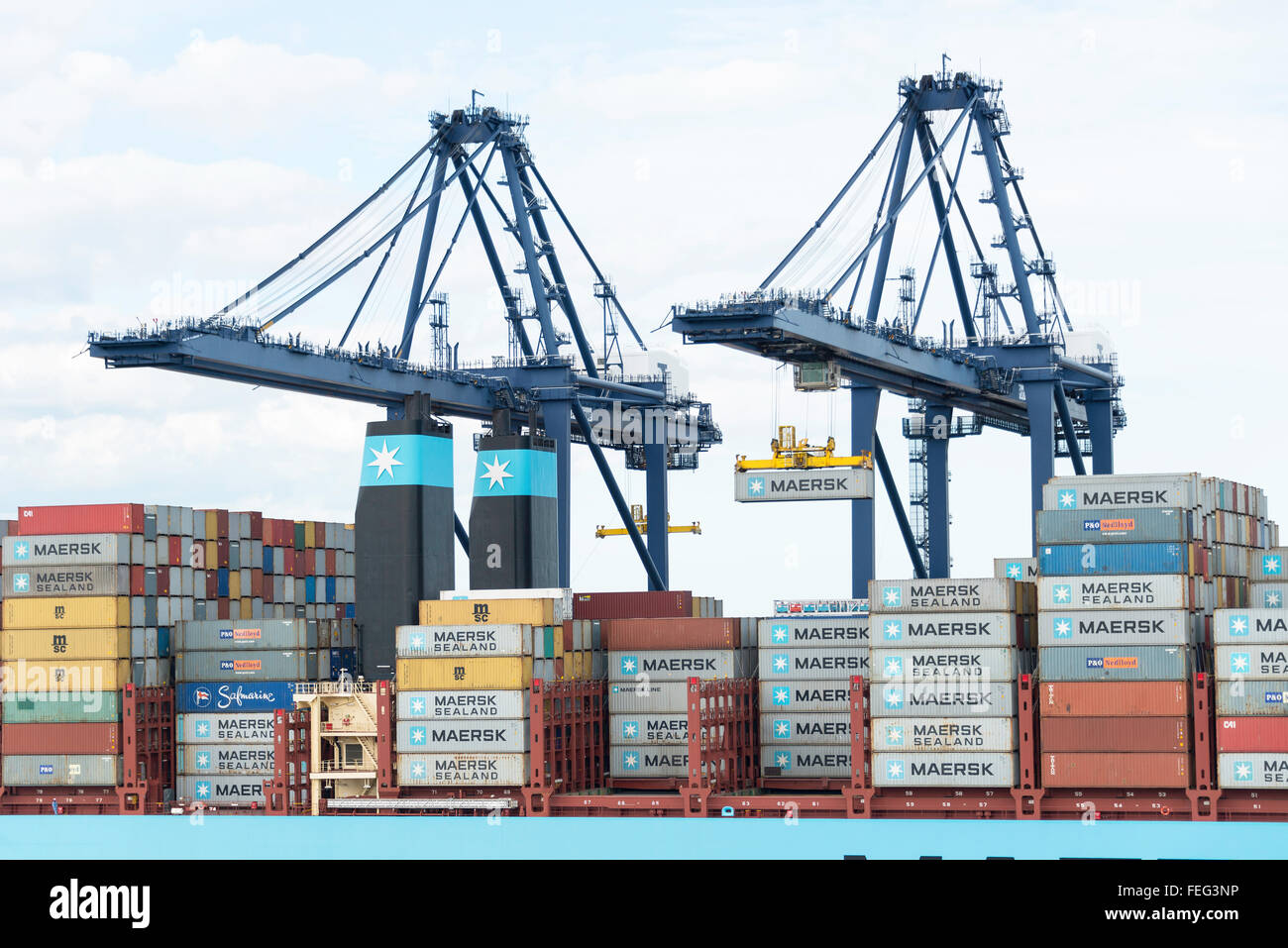 Maersk Line nave container Container al porto di Felixstowe, Essex, Inghilterra, Regno Unito Foto Stock