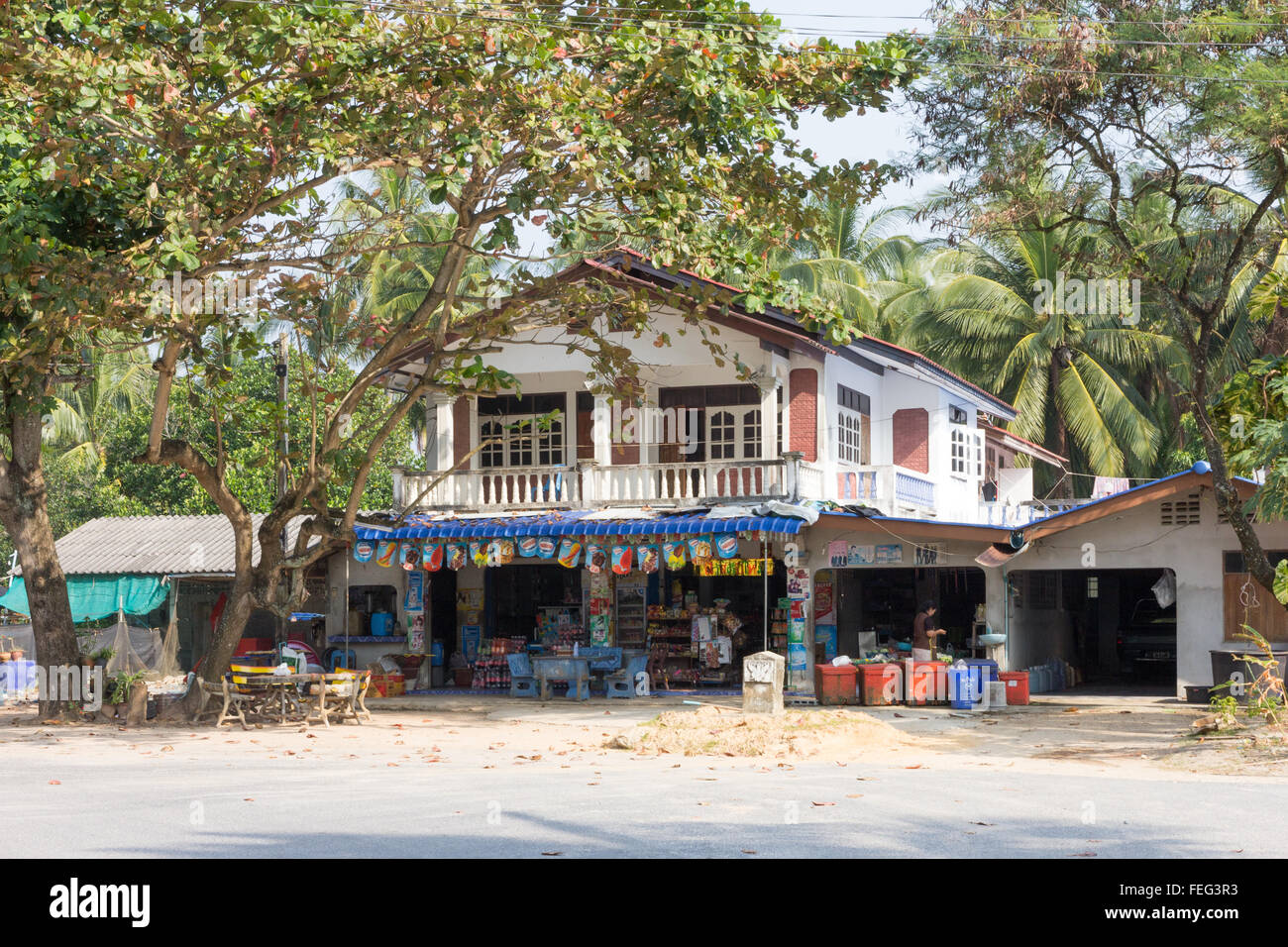 Sichon, Thailand-February xii 2015: una tipica casa rurale e il negozio. I proprietari di negozi di solito vivono al piano di sopra nella stessa sede. Foto Stock