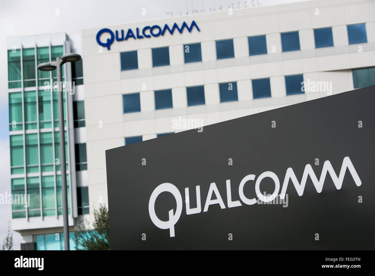 Un segno del logo al di fuori di una struttura occupata da Qualcomm a San Diego, la California il 30 gennaio 2016. Foto Stock