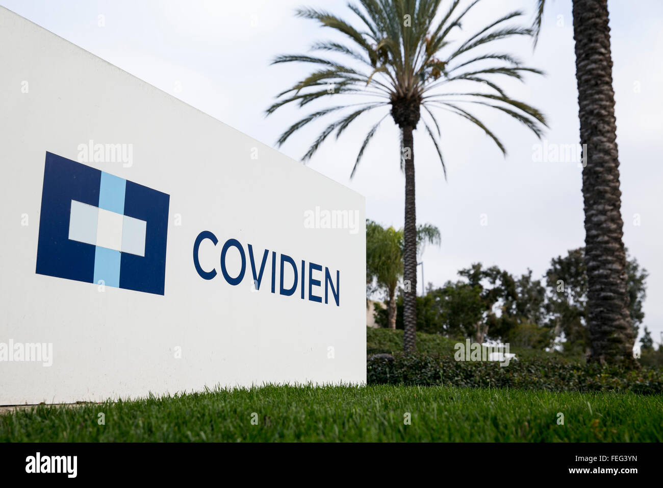 Un segno del logo al di fuori di una struttura occupata da Covidien a Carlsbad, in California, il 30 gennaio 2016. Foto Stock