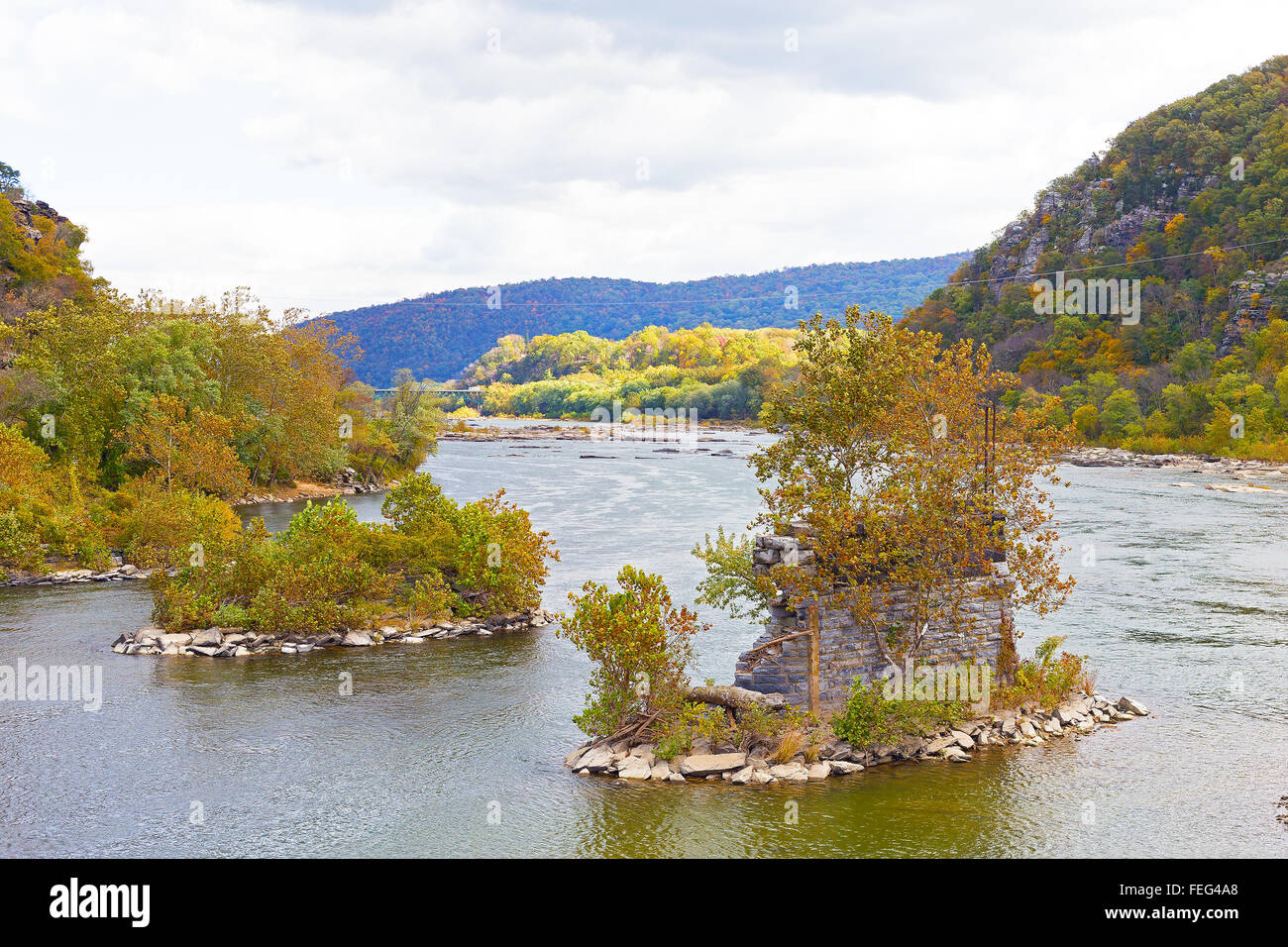 Shenandoah e fiume Potomac River soddisfare ogni altra vicino harpers Ferry città storica. Foto Stock