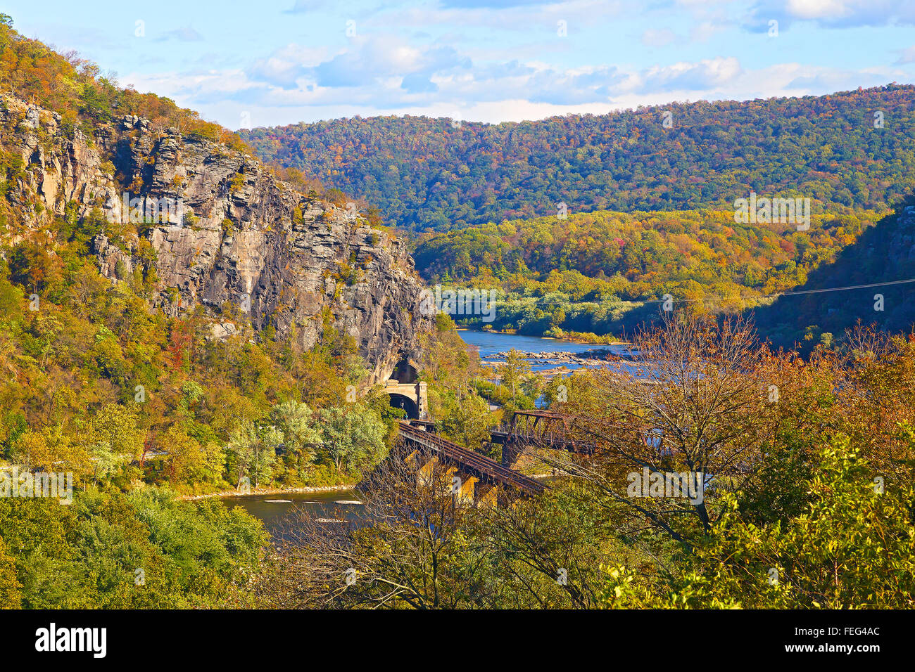 Vista aerea sul tunnel della ferrovia e il ponte in harpers Ferry, West Virginia. Foto Stock
