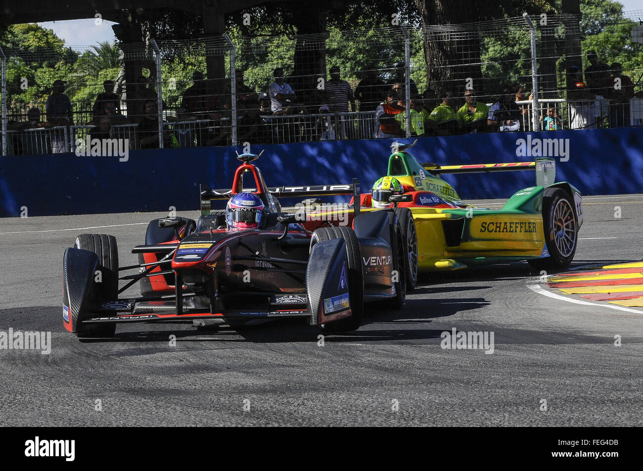 Buenos Aires, Buenos Aires, Argentina. 6 febbraio, 2016. Venturi driver del Team Stephane Sarrazin è strettamente seguito da Abt Schaeffler Audi Sport Team pilota Lucas di Grassi durante la seconda Buenos Aires ePrix. Per il secondo anno, Formula e terre in Buenos Aires con un 2.480m città via situato nel quartiere di Puerto Madero. © Patricio Murphy/ZUMA filo/Alamy Live News Foto Stock