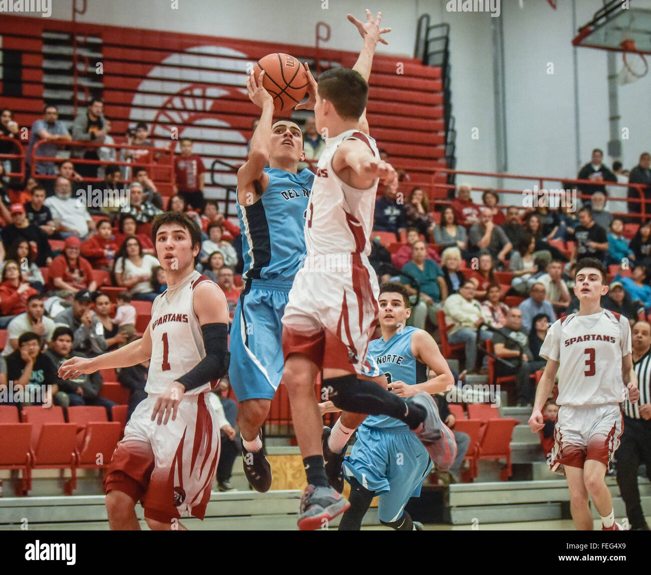 Bernalillo, Nuovo Messico, Stati Uniti d'America. 6 febbraio, 2016. Ufficiale del Norte di Isaia Mejia(CQ), centro, irrompe attraverso Bernalillo difensori Daniel Jaramillo(CQ), a sinistra e a Bryan Guerrero(CQ), centro destra, al fine di mettere su un tiro sabato sera durante la loro partita fino a Bernalillo Alta Scuola.Bernalillo New Mexico © Roberto E. Rosales/Albuquerque ufficiale/ZUMA filo/Alamy Live News Foto Stock