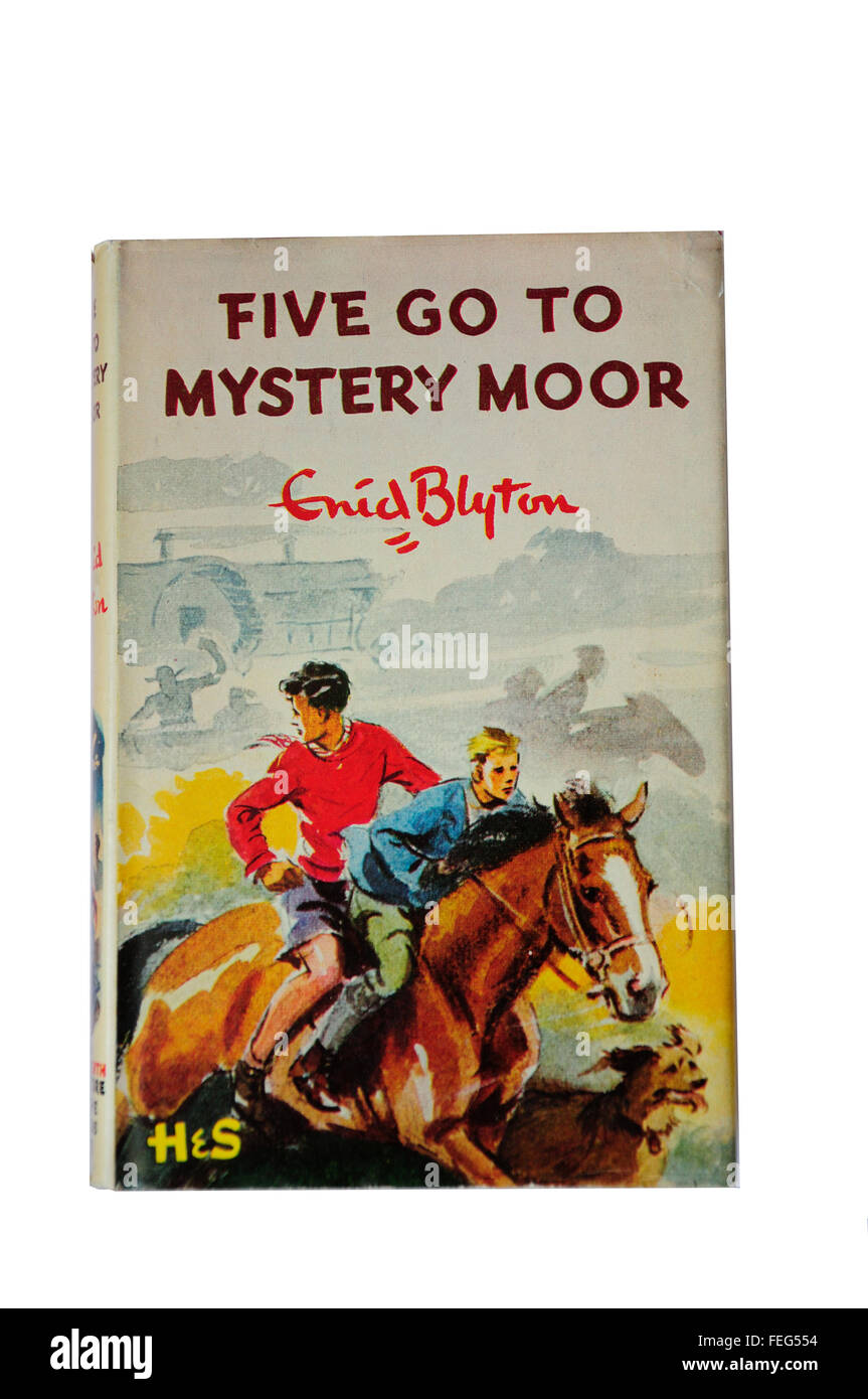 Enid Blytons 'Cinque vai al mistero Moor' tredicesimo famosi cinque prenota con coperchio, Ascot Berkshire, Inghilterra, Regno Unito Foto Stock
