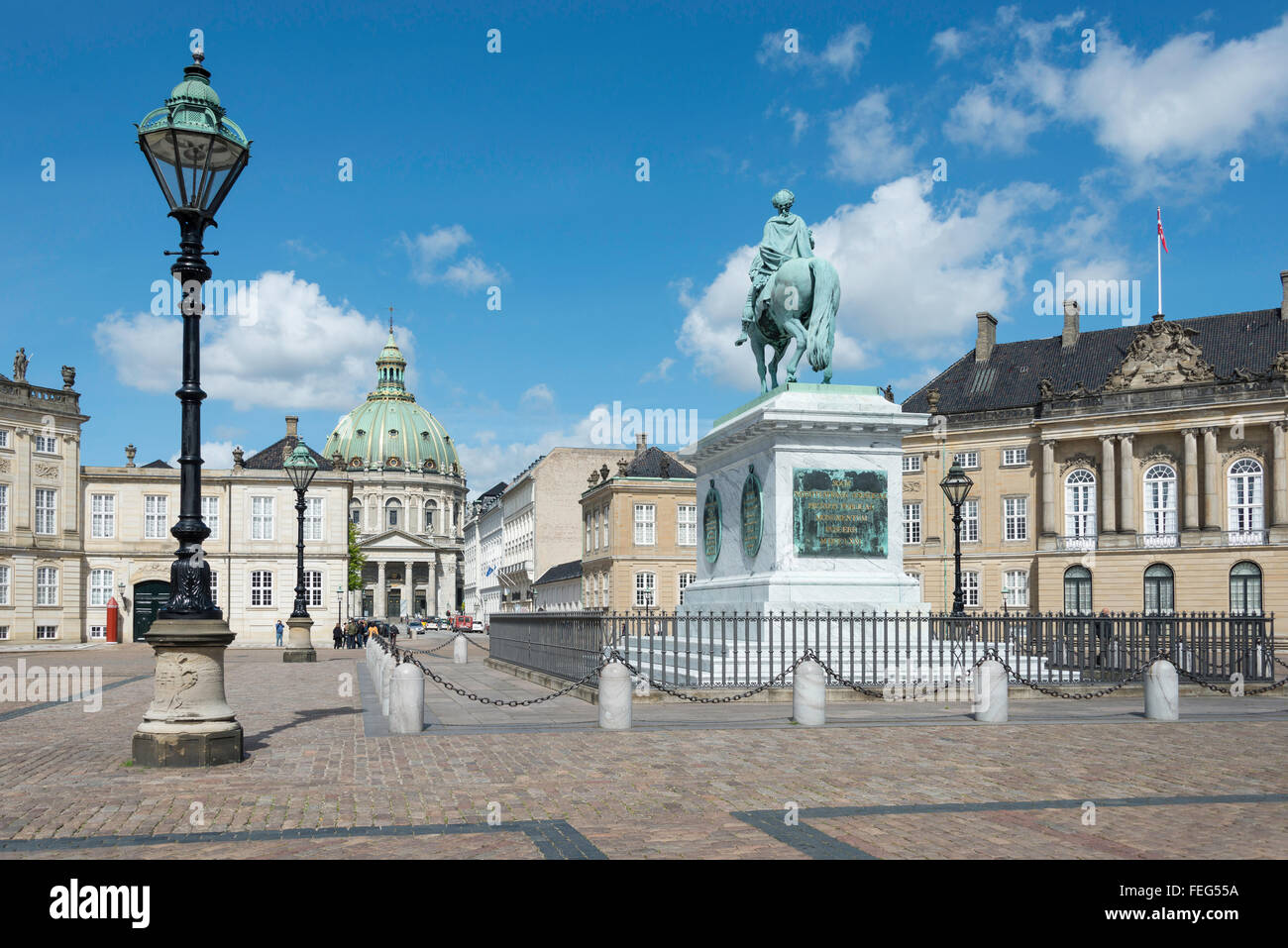 Statua di Federico V che mostra la Chiesa di Frederik, Piazza del Palazzo Amalienborg, Copenaghen (Kobenhavn), Regno di Danimarca Foto Stock