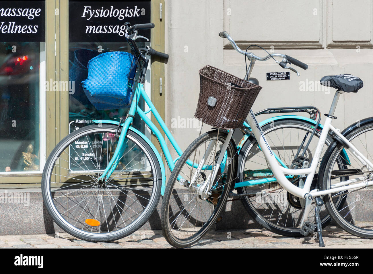 Biciclette parcheggiate a muro, Admiralkaj, Toldbodgade, Copenaghen (Kobenhavn), Regno di Danimarca Foto Stock