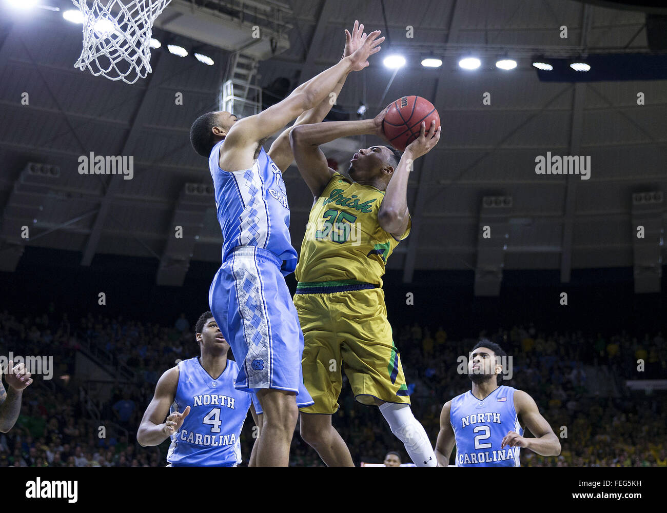 South Bend, Indiana, Stati Uniti d'America. 06 feb 2016. La cattedrale di Notre Dame in avanti Bonzie Colson (35) va per un colpo come North Carolina avanti Brice Johnson (11) difende durante il NCAA Basket azione di gioco tra la cattedrale di Notre Dame Fighting Irish e il North Carolina Tar tacchi a Purcell padiglione presso il centro di Joyce in South Bend, Indiana. Notre Dame sconfitto North Carolina 80-76. John Mersits/CSM/Alamy Live News Foto Stock