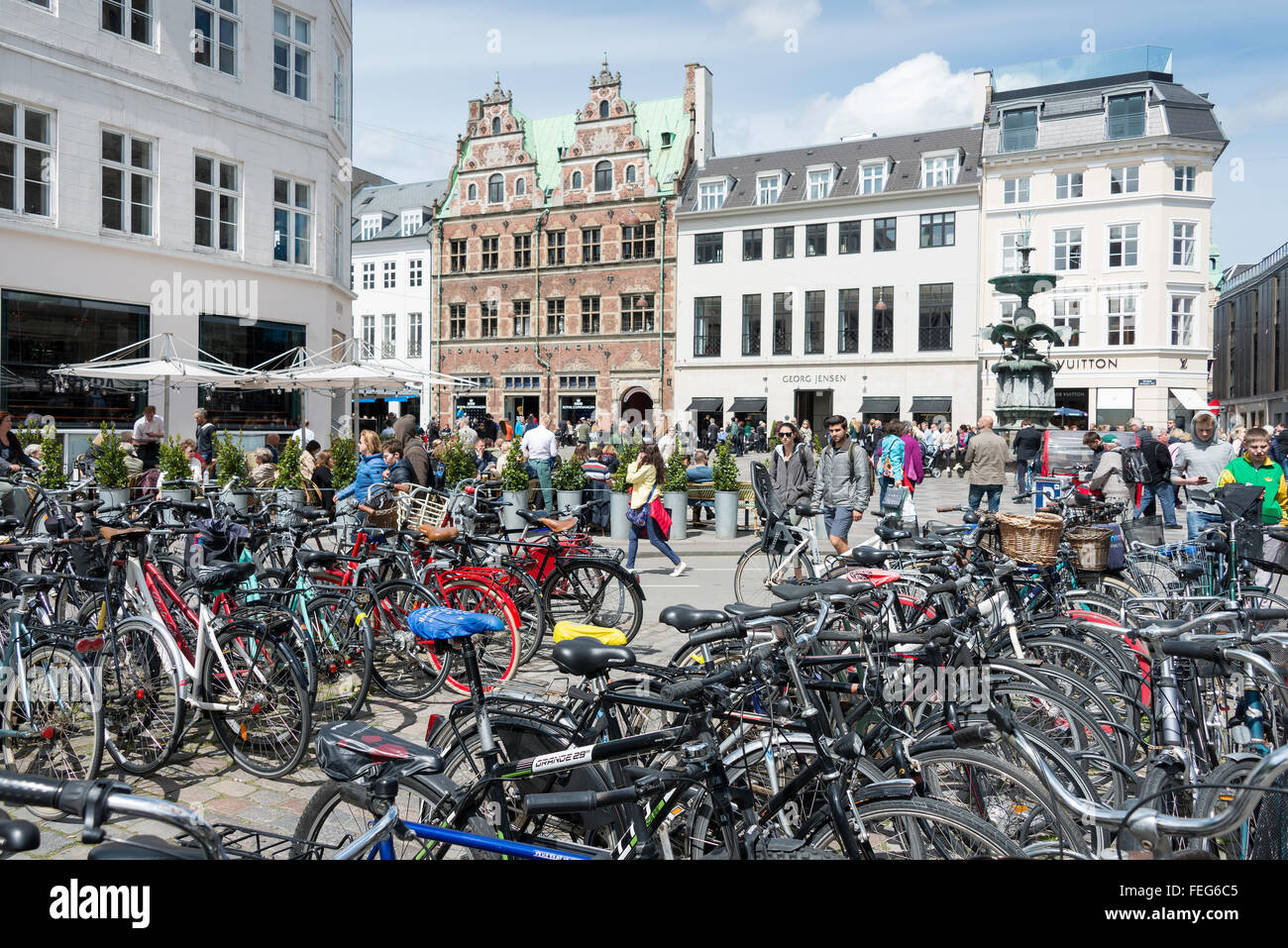 Il parcheggio per biciclette si trova vicino a Strøget, Copenhagen (Kobenhavn), Regno di Danimarca Foto Stock