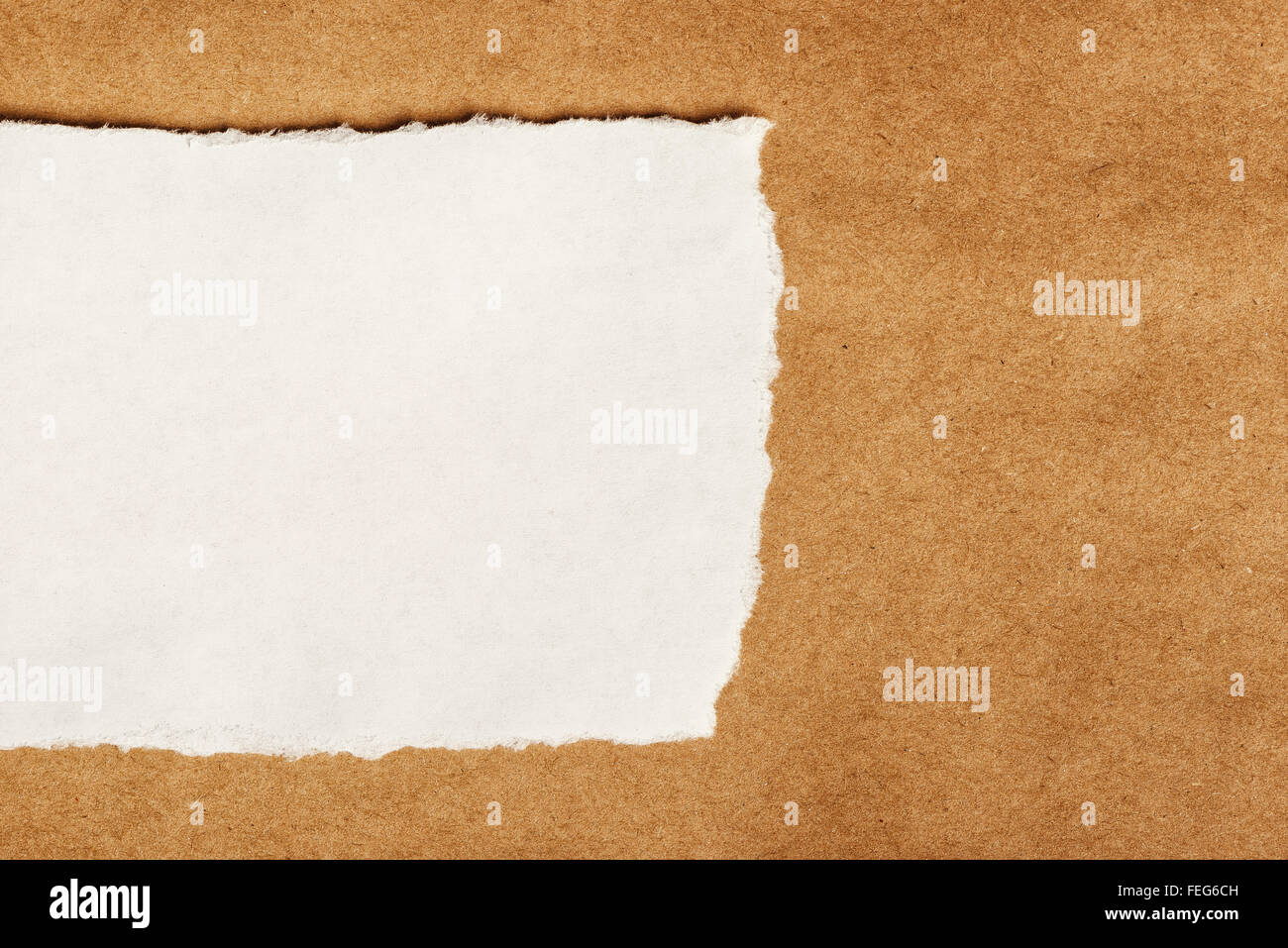 La carta da macero come copia di spazio, vista dall'alto, materiale cartaceo texture come sfondo per un messaggio di testo o grafica. Foto Stock