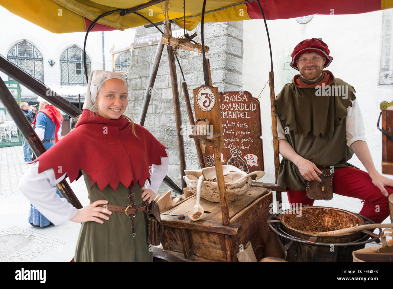 Hot almond stallo a Olde Hansa ristorante medievale, Vanaturu kael, Città Vecchia, Tallinn, Harju County, della Repubblica di Estonia Foto Stock