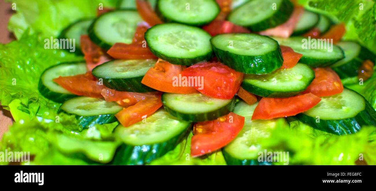 Cetrioli,cibo,verde,foglie di lattuga,prodotti,insalata,fette,pomodori,verdure fresche i cetrioli e pomodori tagliati da fette Foto Stock Cetrioli,cibo,verde,foglie di lattuga,prodotti,insalata,fette,pomodori,verdure fresche i cetrioli e pomodori tagliati da fette Foto Stock