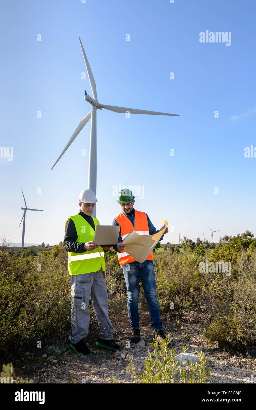 Ingegneri di controllo della turbina eolica e progetti di produzione. Foto Stock