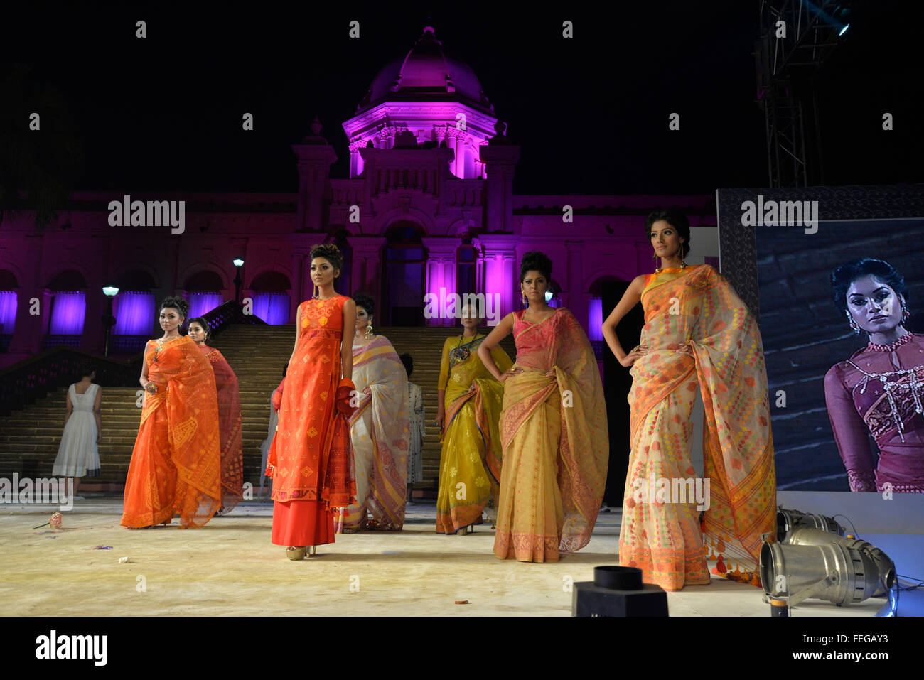 Dacca in Bangladesh. 07 feb 2016. Rampa del Bangladesh sono i modelli di eseguire in mussola tessuto fashion show a Ahsan Manzil a Dhaka, nel Bangladesh. Il 06 febbraio 2016 MUSSOLA Tessuto fashion show tenutosi a Ahsan Manzil a Dhaka organizzato da Drik in collaborazione con Aarong e il Bangladesh National Museum seguendo la mussola Festival in Bangladesh. Credito: Mamunur Rashid/Alamy Live News Foto Stock