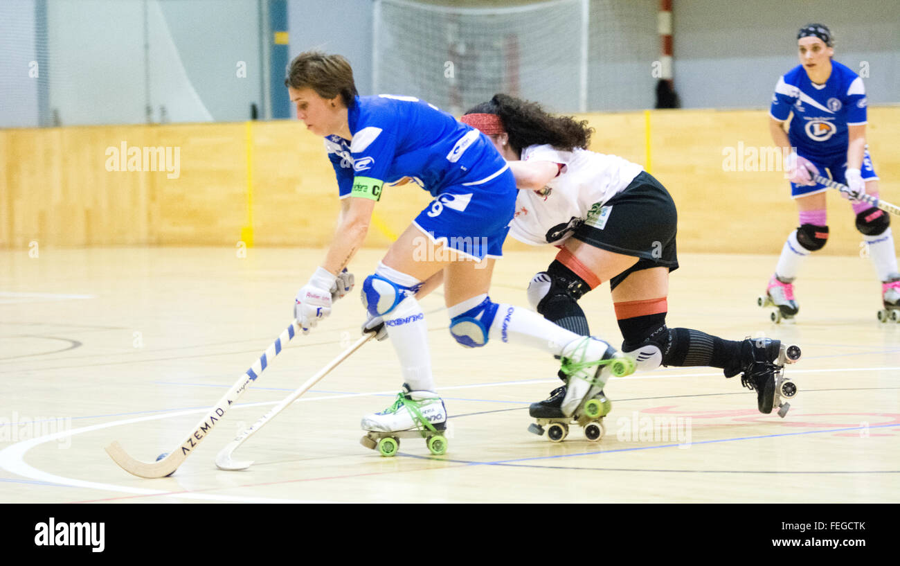 Gijon, Spagna. Il 6 febbraio, 2016. Sandra Brouchet (US Coutras) in azione coperti da Olga Gimenez (Hostelcur Gijon HC) rullo durante la partita di hockey dei quarti di finale di CERH femminile di Coppa Europea tra Hostelcur Gijon HC e noi Coutras al centro MataJove il 6 febbraio 2016 a Gijon, Spagna. Credito: David Gato/Alamy Live News Foto Stock