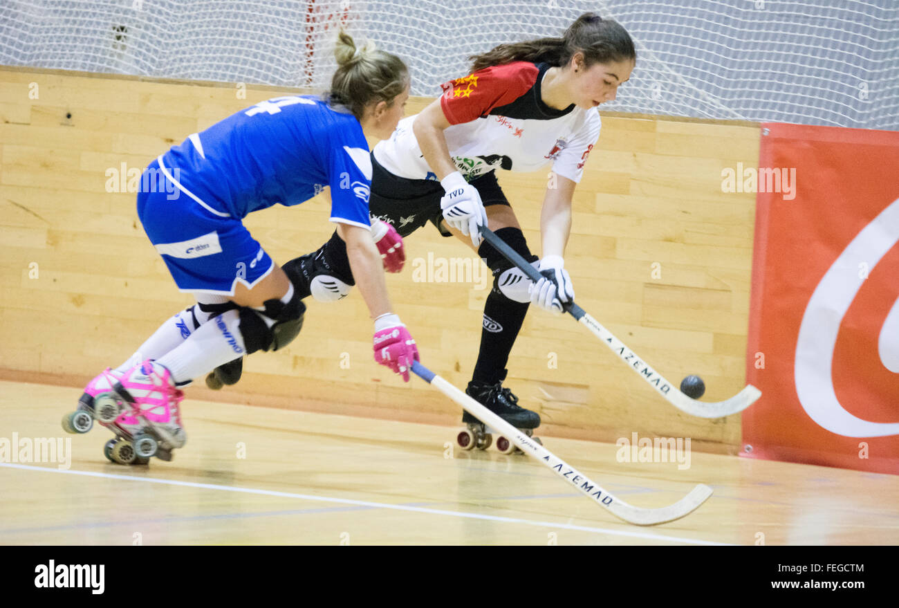 Gijon, Spagna. Il 6 febbraio, 2016. Marta Gonzalez (Hostelcur Gijon HC) controlla la sfera coperta da Malvina Heng (US Coutras) rullo durante la partita di hockey dei quarti di finale di CERH femminile di Coppa Europea tra Hostelcur Gijon HC e noi Coutras al centro MataJove il 6 febbraio 2016 a Gijon, Spagna. Credito: David Gato/Alamy Live News Foto Stock